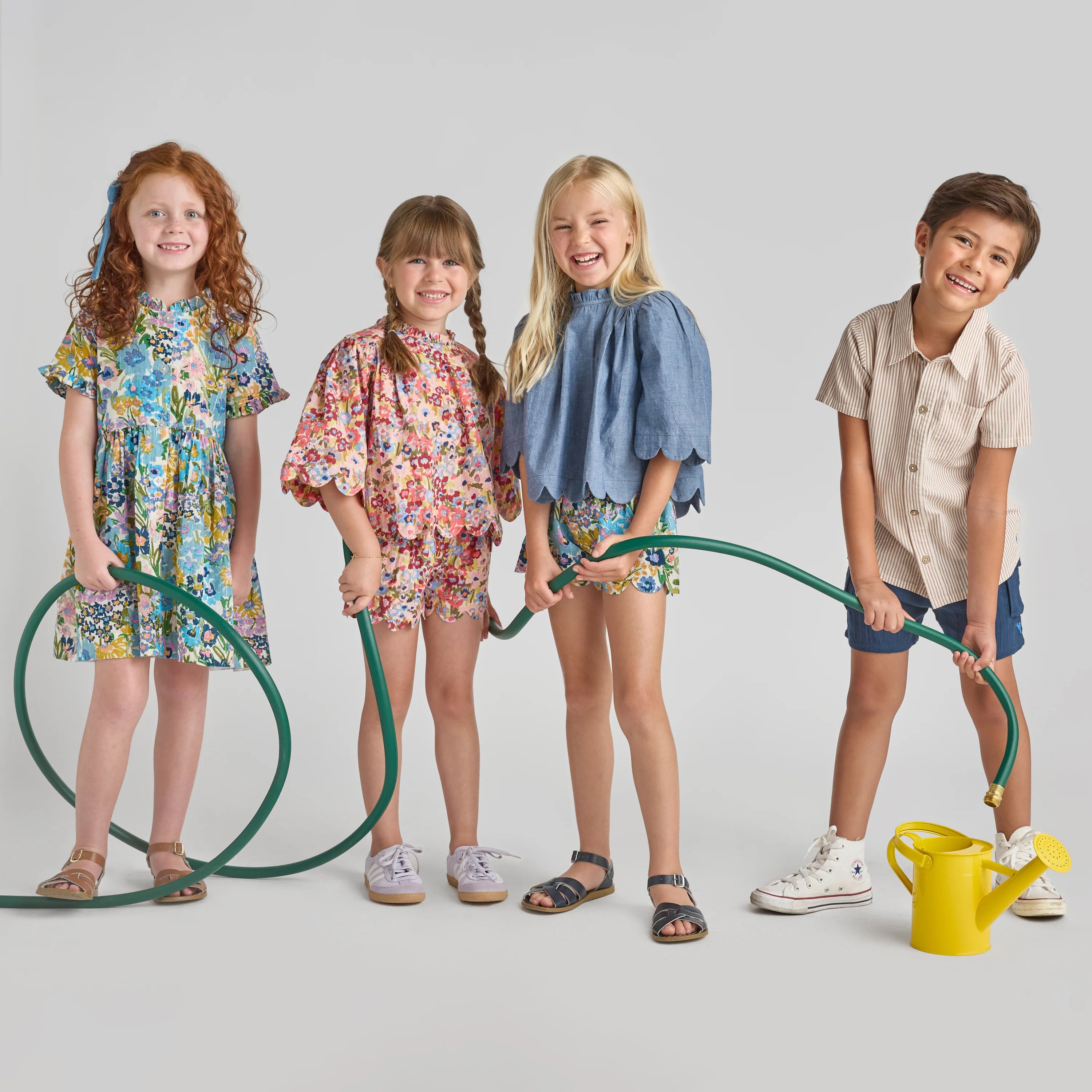 girls scallop short- burgundy sketched floral